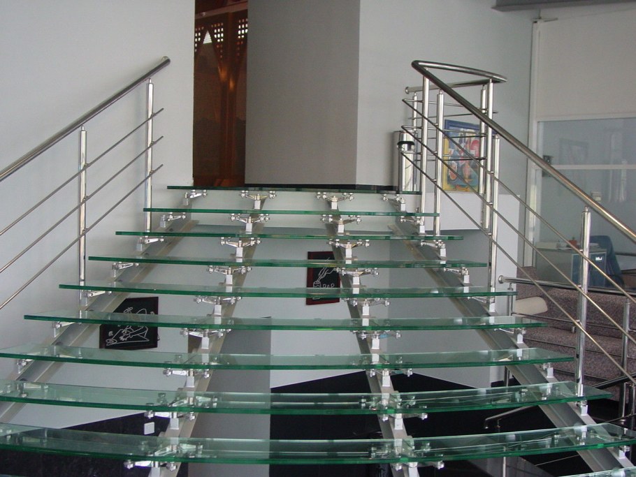 Фурнитура для стеклянных лестничных ограждений