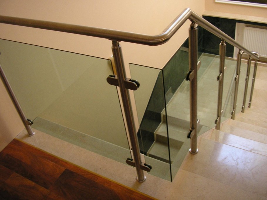 Ограждение лестницы из стекла