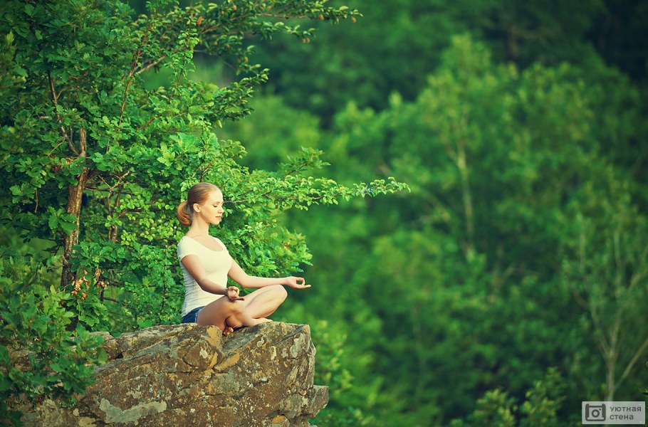 Девушка медитирует в лесу
