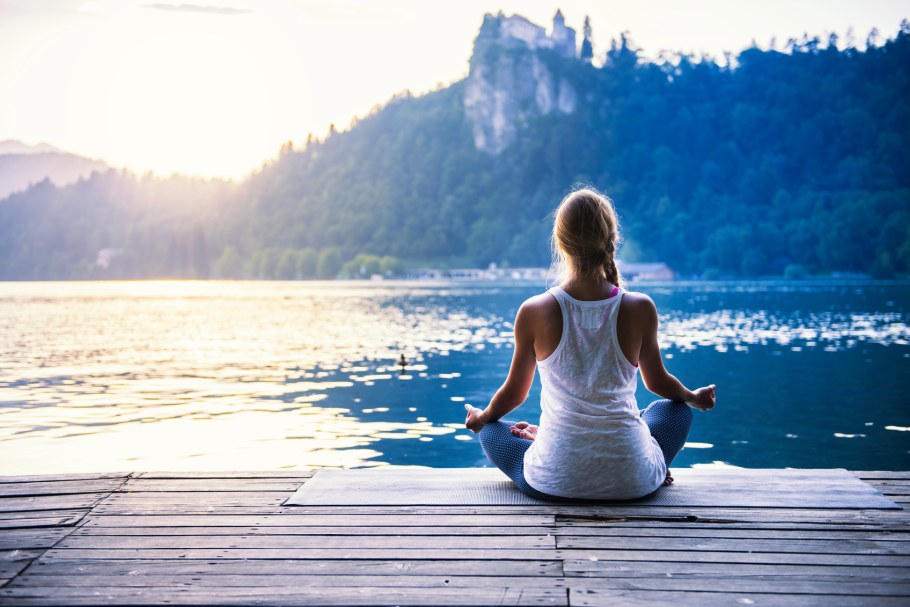 Девушка медитирует