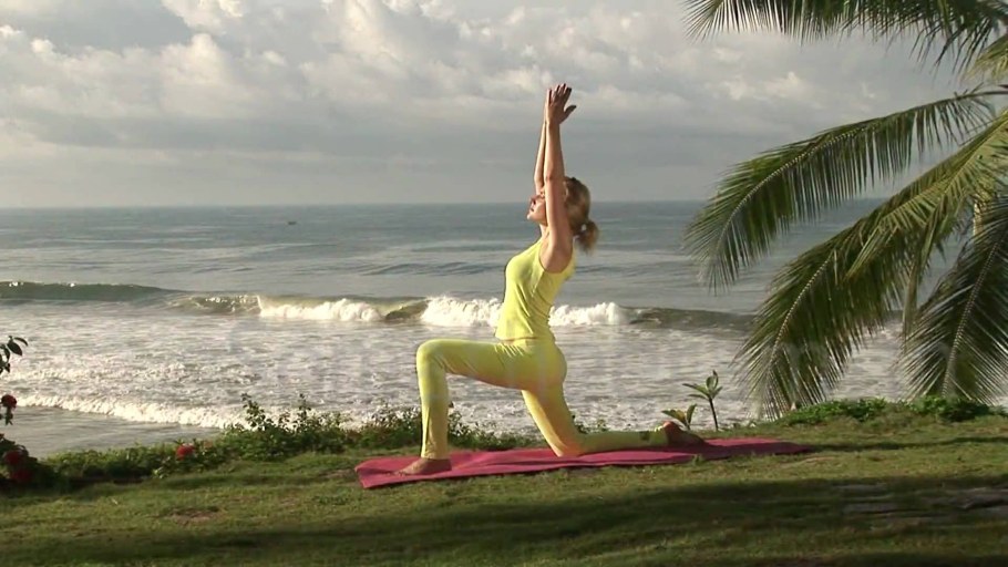 Йога на берегу океана