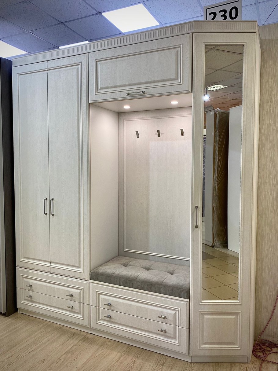 Шкаф трехстворчатый распашной