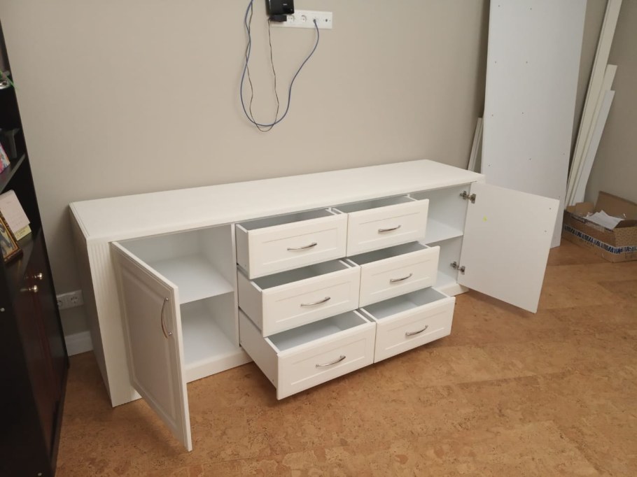 Шкаф кофейного цвета