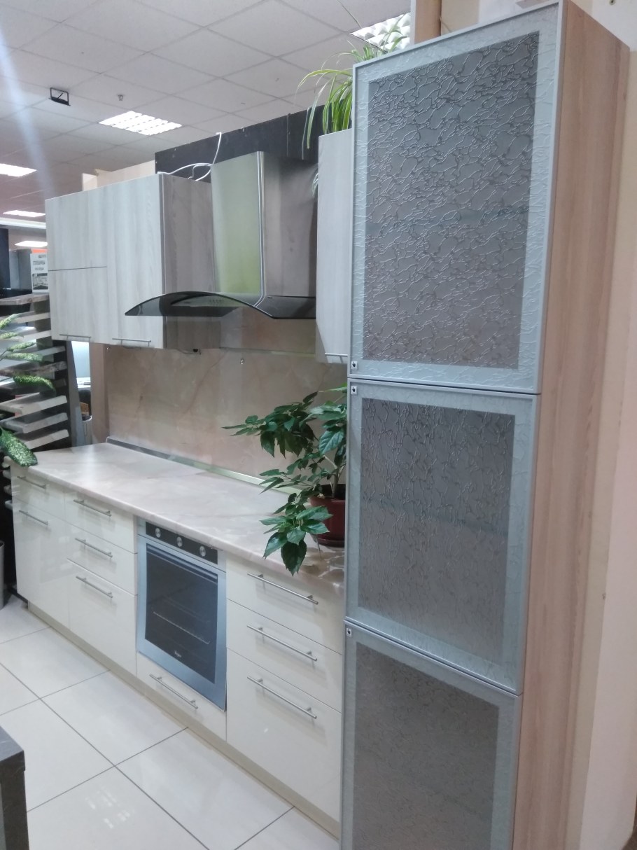 Бежевая глянцевая прихожая