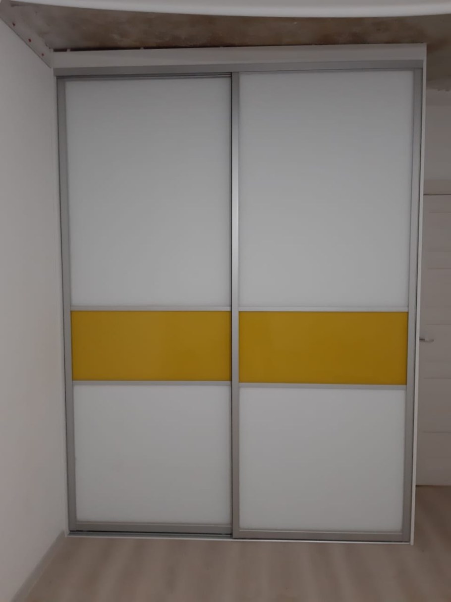 Книжные шкафы и стеллажи со стеклом