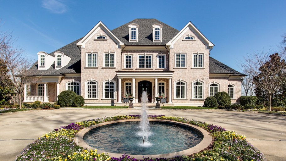 Большой богатый дом