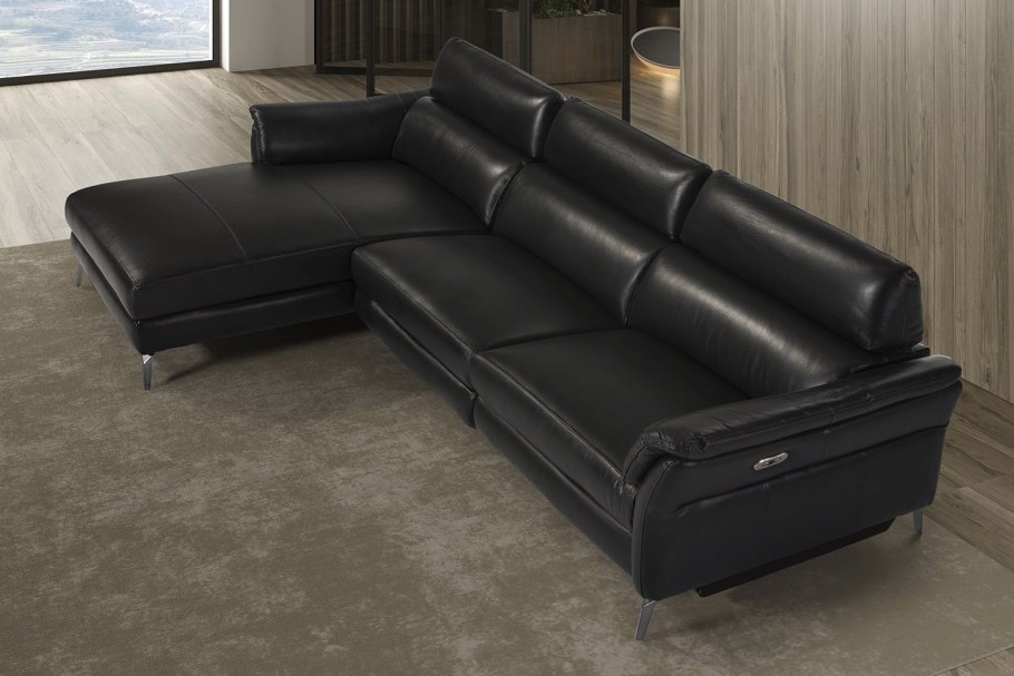 Кожаный уголок