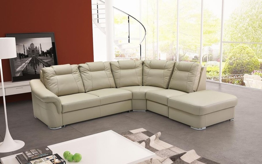 Светлый кожаный диван