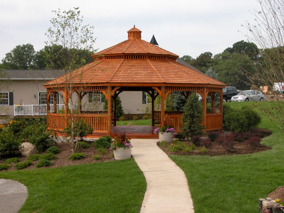 Уютная беседка на даче