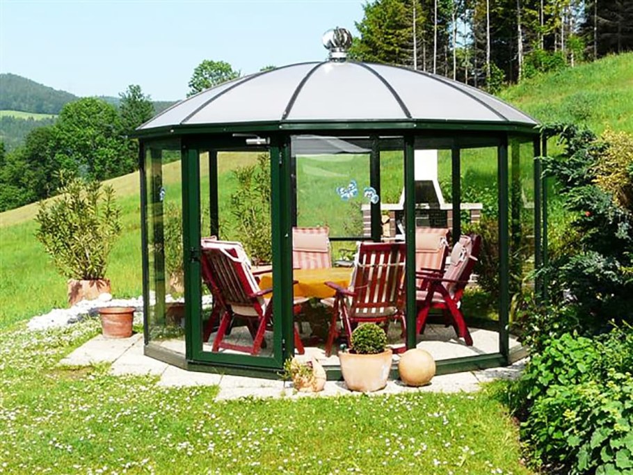 Стеклянная беседка с барбекю