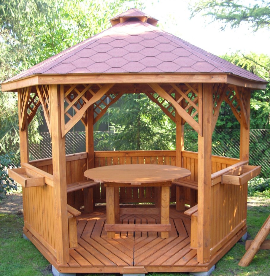 Деревянная беседка на участке