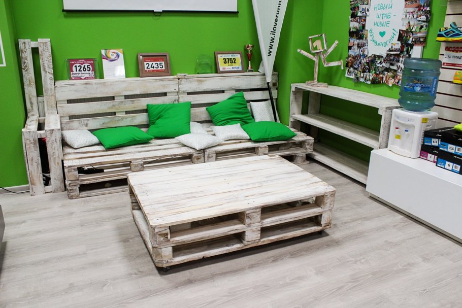 Поддоны в интерьере магазина