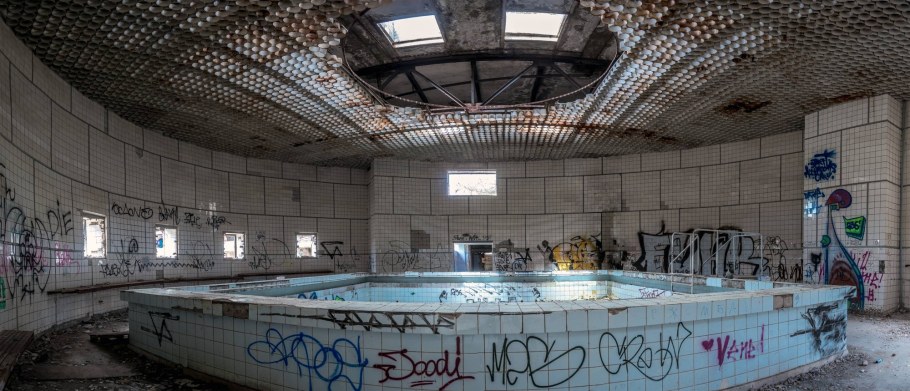 Общественный бассейн с людьми