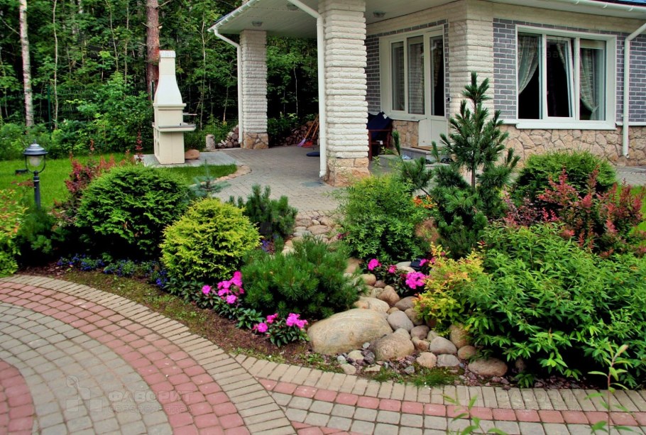 Палисадник с деревьями и кустарниками