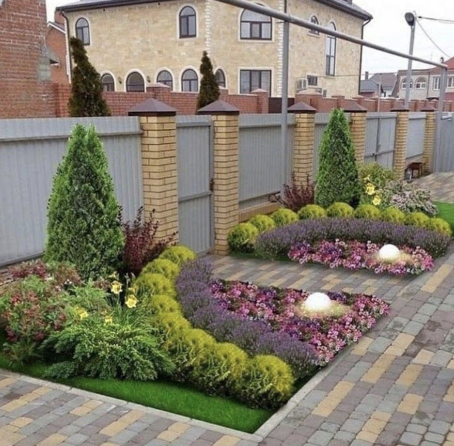 Хвойный миксбордер вдоль забора