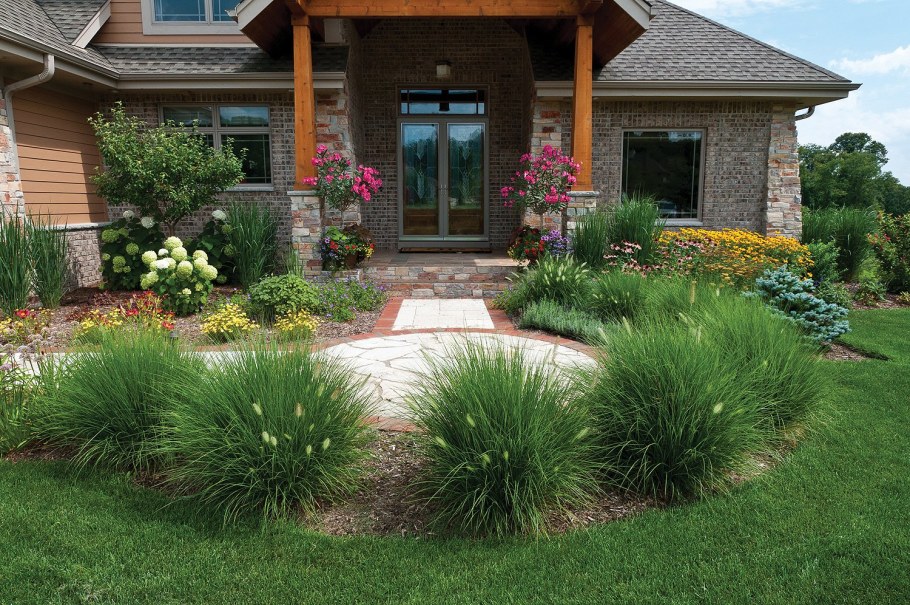 Клумба возле забора