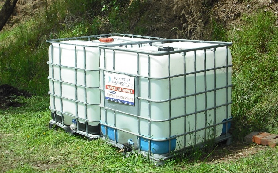 Сбор воды с крыши в еврокуб