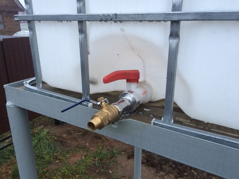 Накопительный бак с насосом для водоснабжения 1000л