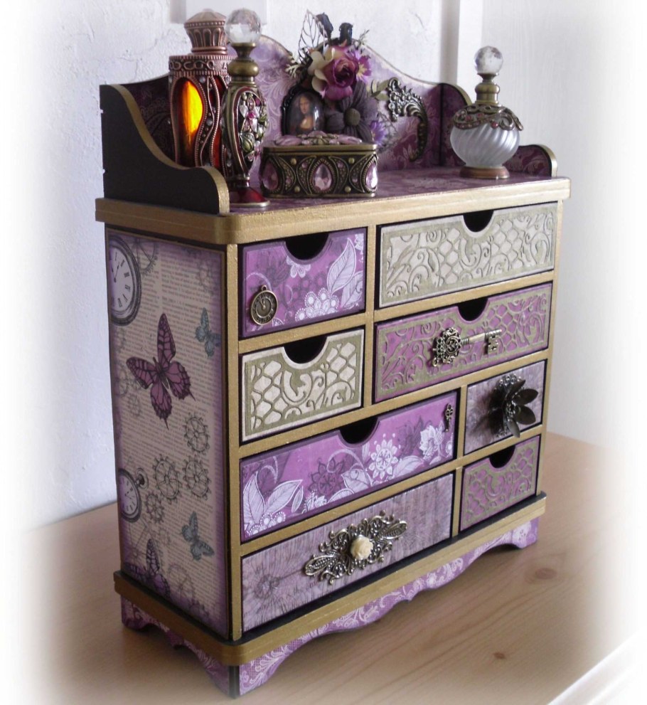 Декор на комоде
