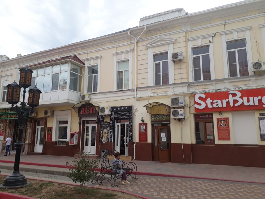 Шкаф распашной с интегрированными ручками