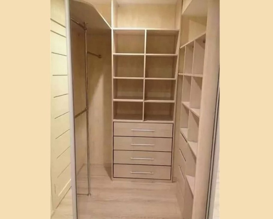 Гардеробная в кладовке