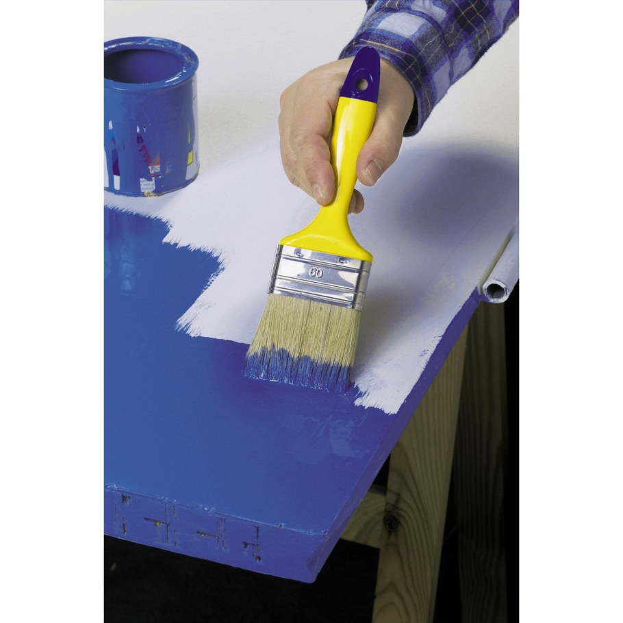 Валик красит стену