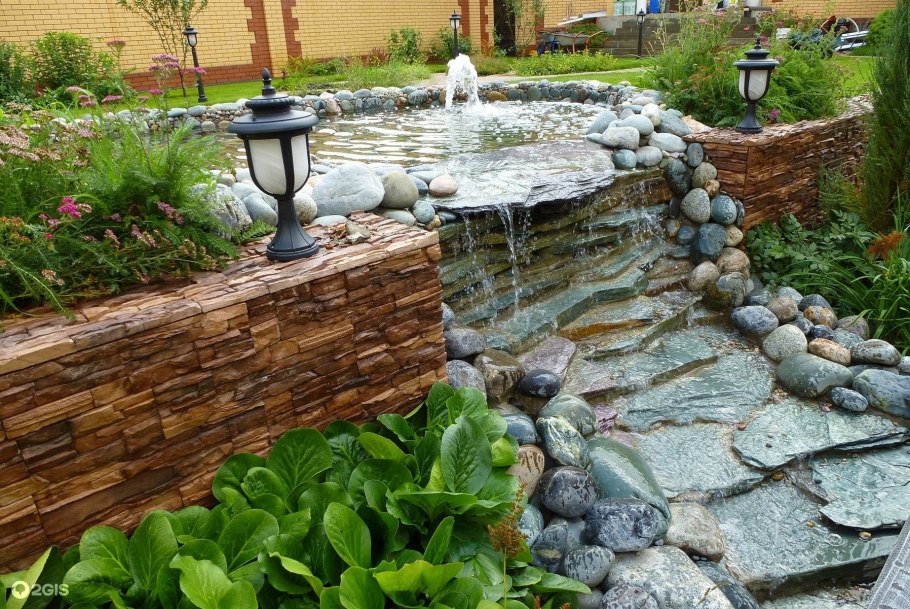 Сад камней с фонтаном и прудиком