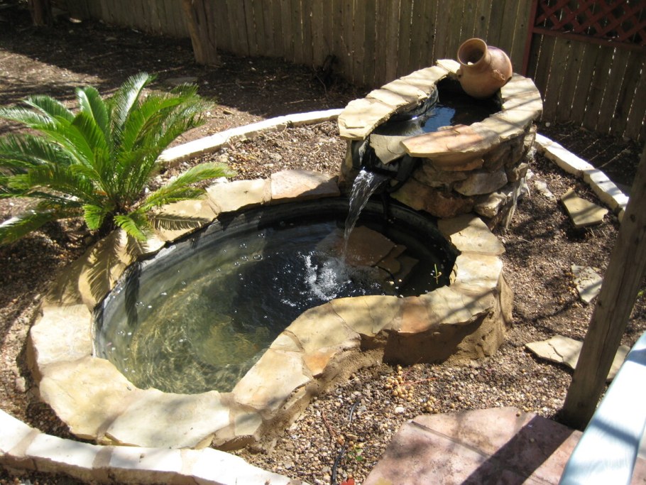 Прудик с водопадом во дворе