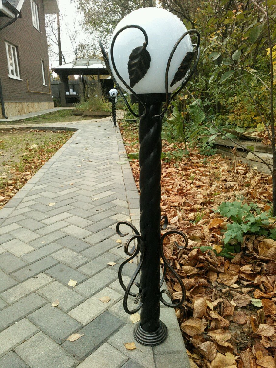 Уличный фонарь из дерева