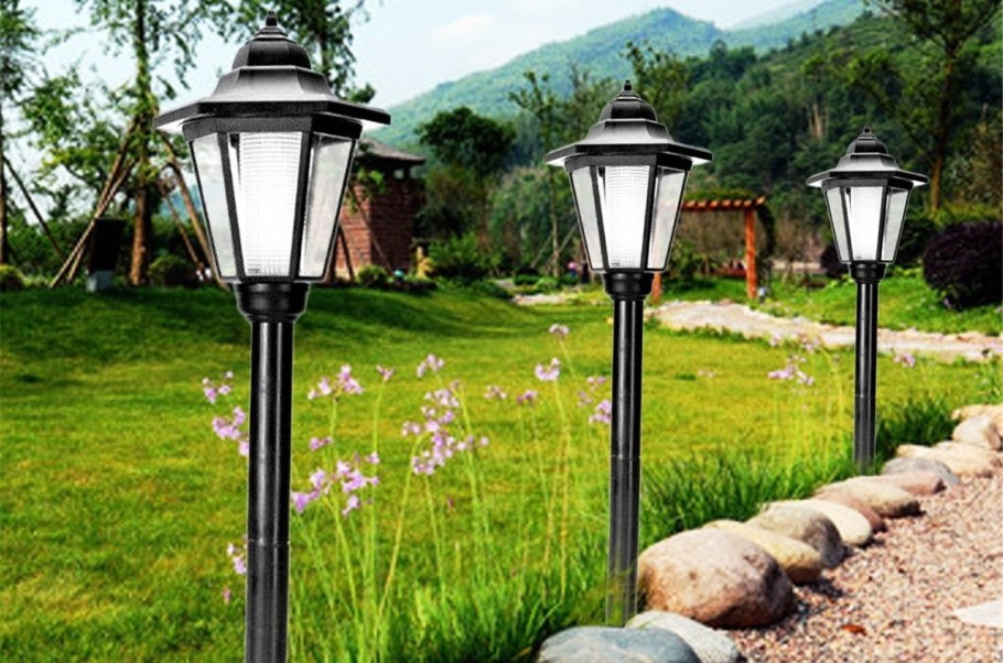 Фонари в саду на даче