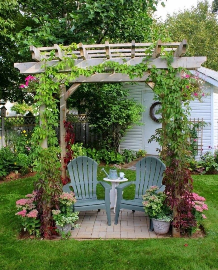 Арка увитая вьющимися растениями