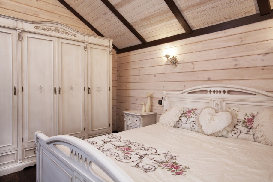 Спальня в стиле Прованс в деревянном доме