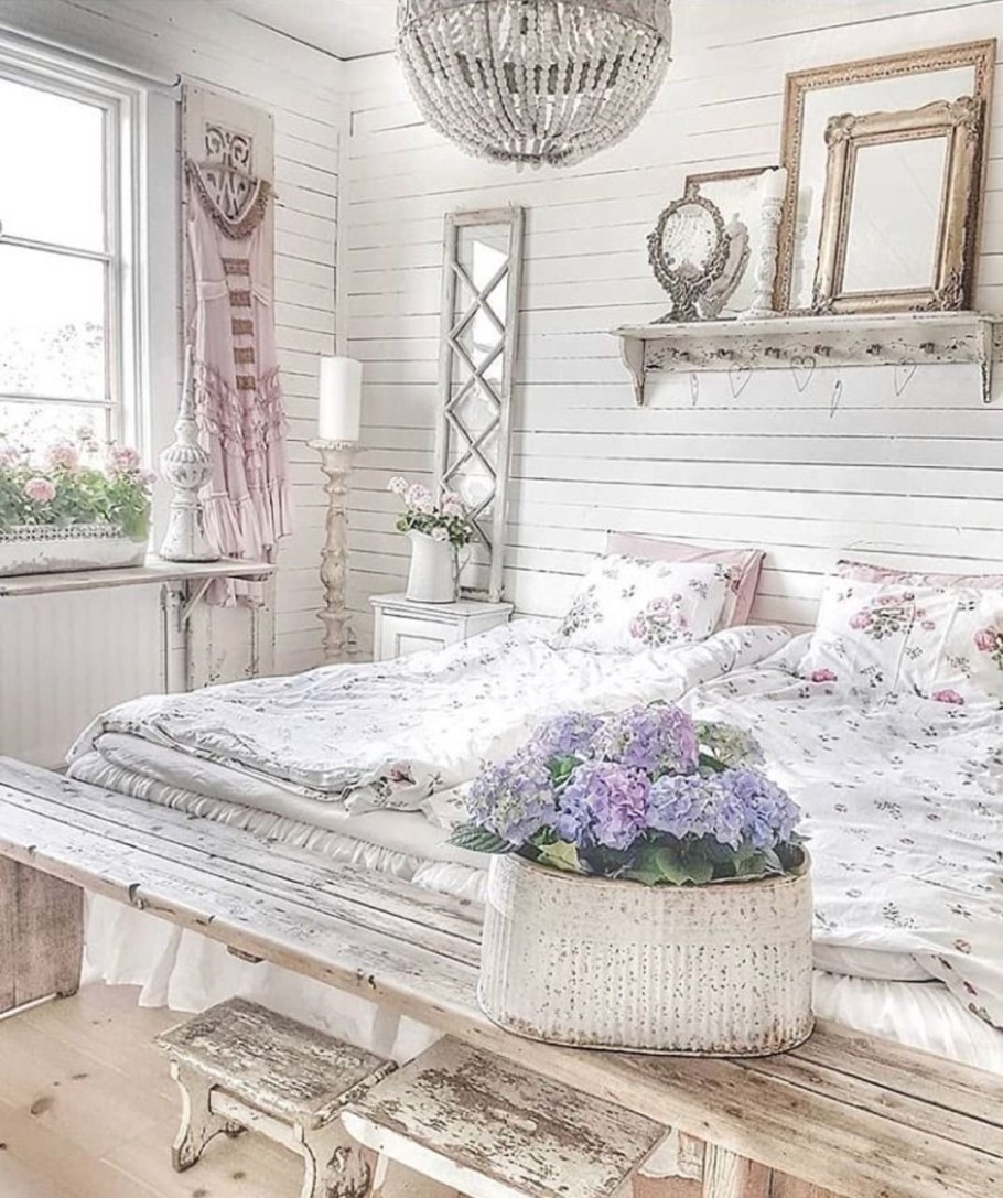 Спальня в стиле Прованс на мансардном этаже