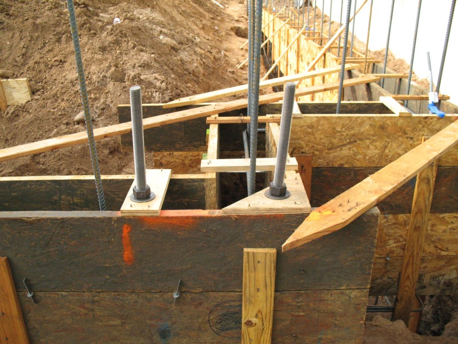 Опора бруса стропильная система