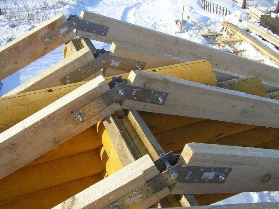 Деревянный столб в бетоне