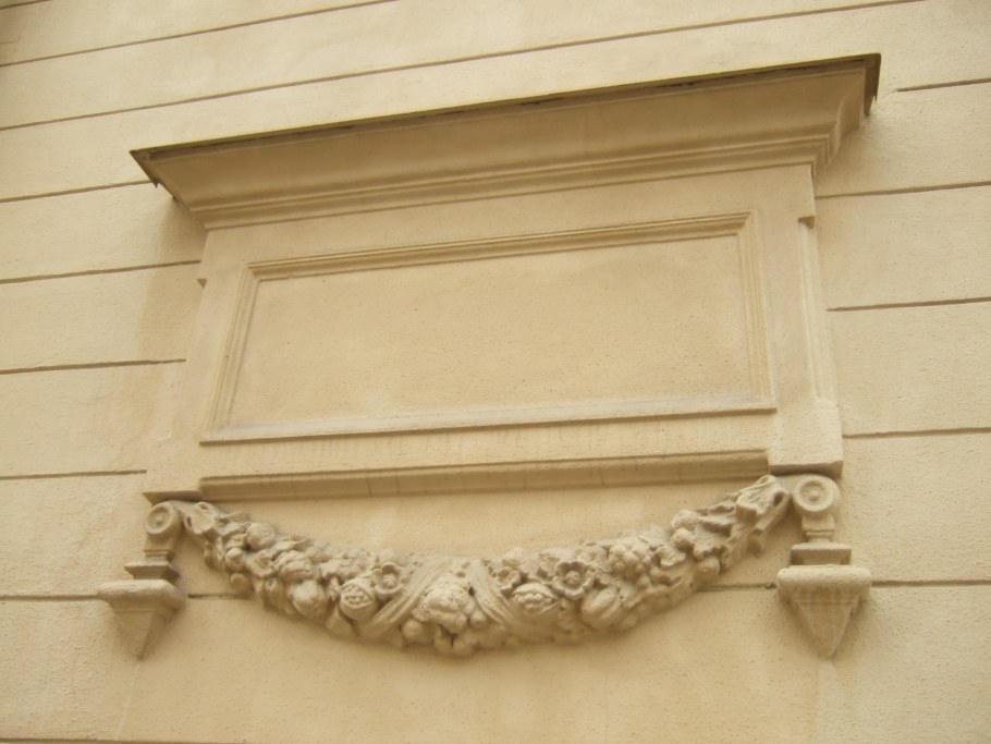 Фестон и букраний