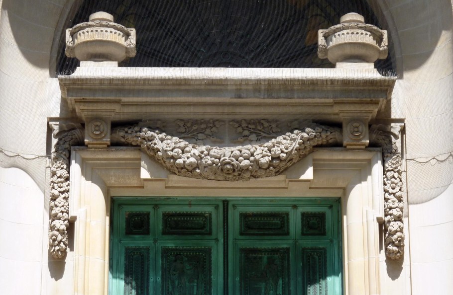 Гирлянда в архитектуре