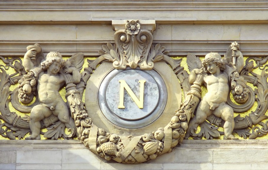 Гирлянда лепная на фасаде