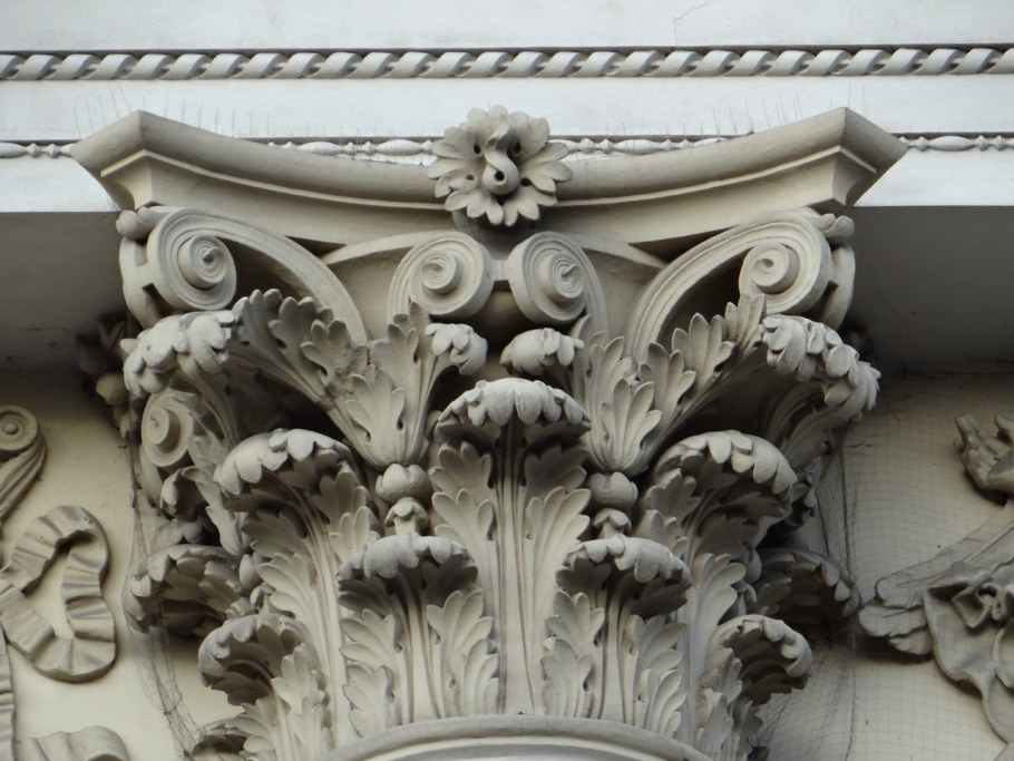 Кронштейн и модульон архитектура