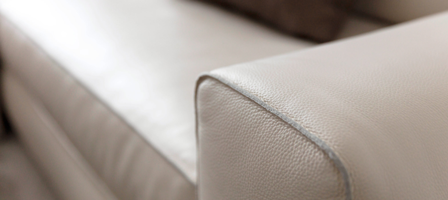 Декоративная строчка на диване