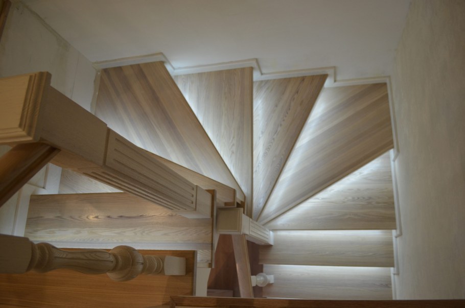 Поворотная деревянная лестница «Фаворит ЛМП-12» правозаходная