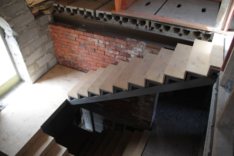 Лестница на чердак в гараже