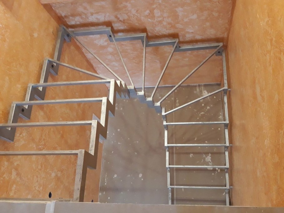 Разрез забежной лестницы чертеж