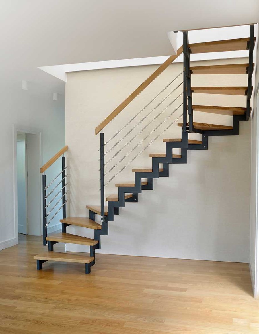 Двухмаршевая лестница на тетиве