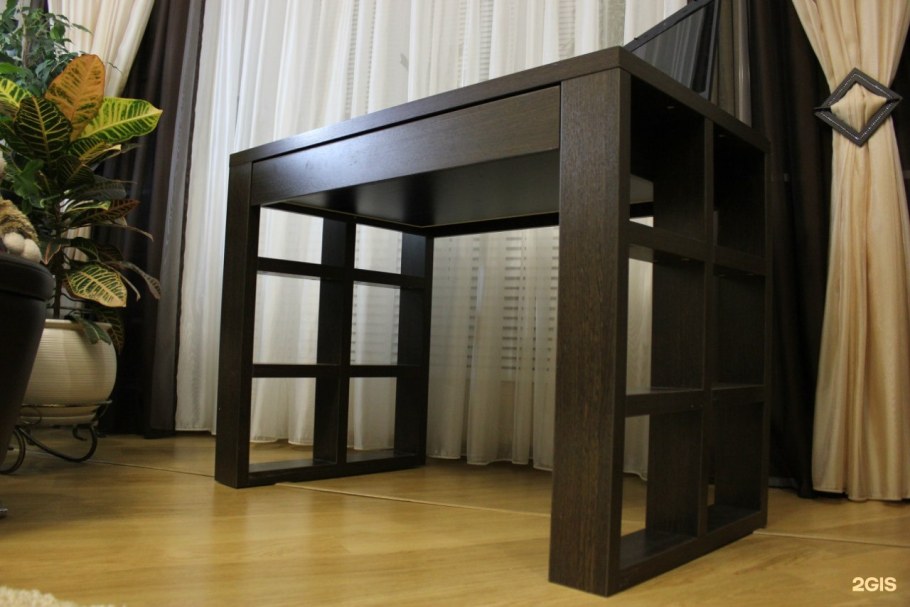 Сидит на диване