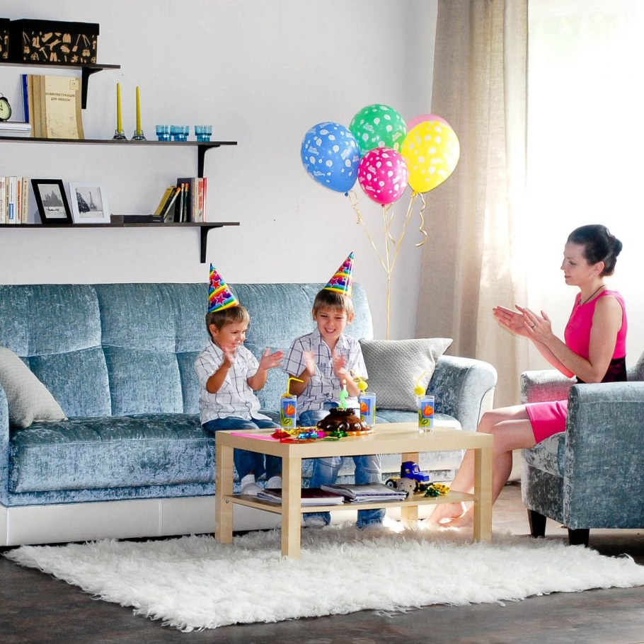 Диван в гостиную прямой