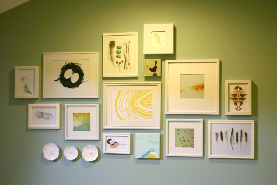 Композиция из картин на стене