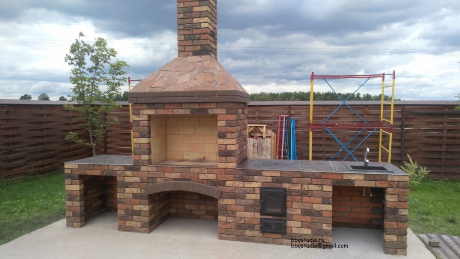 Барбекю зона с русской печью из кирпича