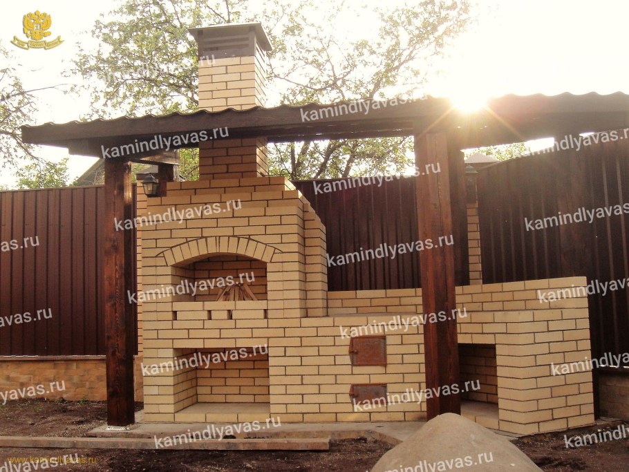 Мангал из кирпича с крышей