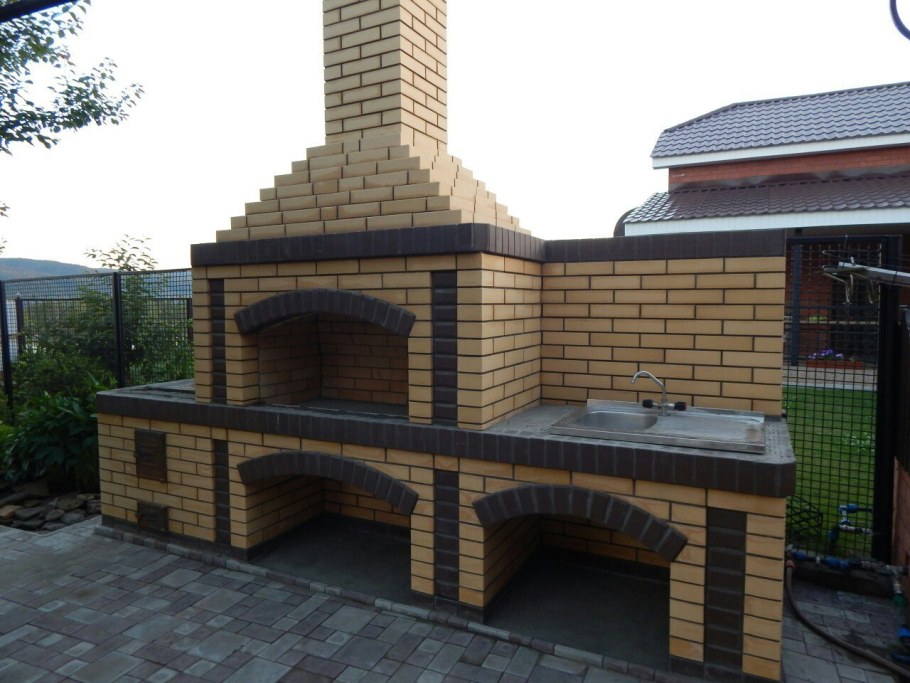 Кирпичный мангал под навесом